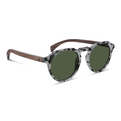 anteojos de sol hexagonales polarizados con patas de madera de hombre y mujer. vista angulada de gafas polarizadas con patas de madera natural de nogal con marco de color gris jaspeado con lentes de color g15 #color-marco_gris