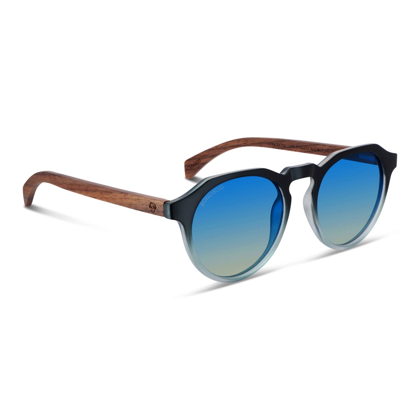 anteojos de sol hexagonales polarizados con patas de madera de hombre y mujer. vista angulada con patas de madera natural de nogal y marco de plastico reciclado  gafas polarizadas de color negro degrade con lentes de color degrade azul polarizadas #color_gradiente-black