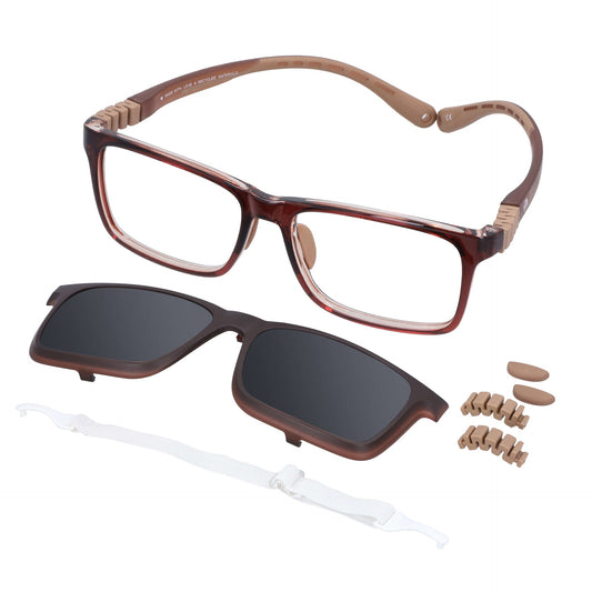 anteojos ópticos rectangulares de niño vista angulada con clip de sol polarizado en su base, repuestos de los nosepads y las bisagras a la derecha y en la parte inferior una correa o un colgante o strap de color blanco. Armazon de color café #color_brown
