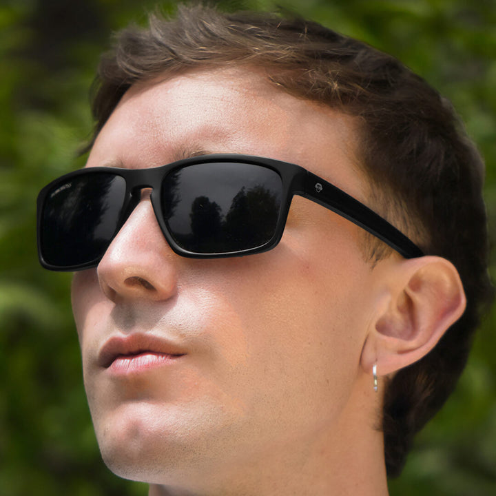 Lenses sunglasses recycled plastic rectangular clasicos black for women and men Bonoboss #color_negro