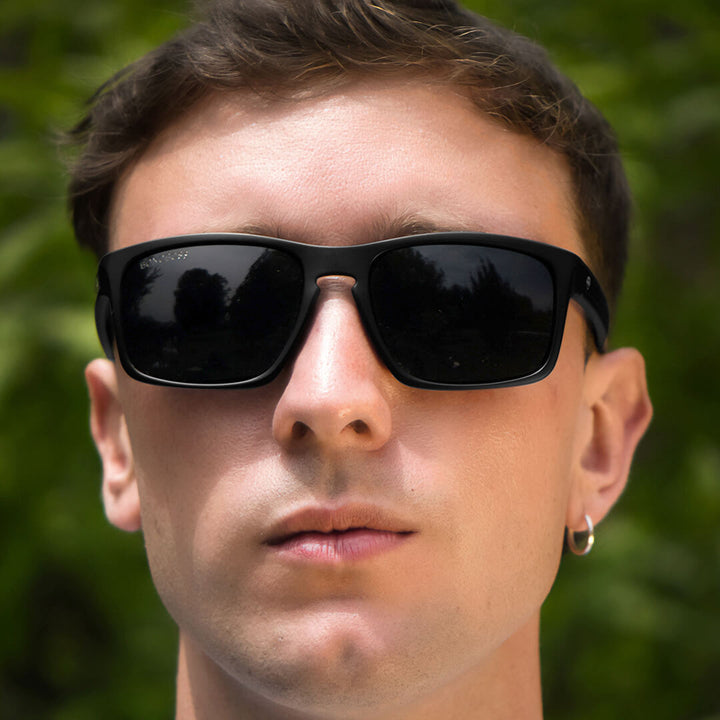 Lenses sunglasses recycled plastic rectangular clasicos black for women and men Bonoboss #color_negro