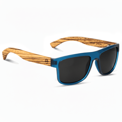 anteojos de sol polarizados de plastico reciclado rectangulares para hombre y mujer con pata de madera de zebrano y marco de color azul cristales negros vista angulada #color-marco_ocean
