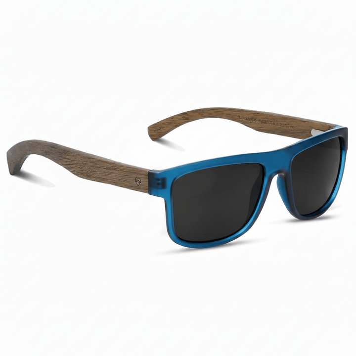 Eyeglasses gafa sun polarized sustainable eco-friendly recycled plastic bonoboss modelo aukan ocean blue with lenses polarized black corporate gift ecologico moda foto angled #color_ocean