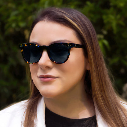 lentes redondos grandes polarizados de sol hombre mujer con receta vista laterla color azul #color_azul-marble