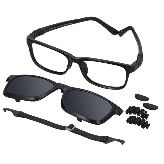 anteojos ópticos con receta para niños y niñas de forma rectangular y clip para el sol polarizado. En la parte inferior de la foto se ve un strap o colgante para los anteojos y en la parte derecha repuestos de las bisagras y de los nosepads. El anteojo es de color negro y es una vista angulada desde arriba #color_negro