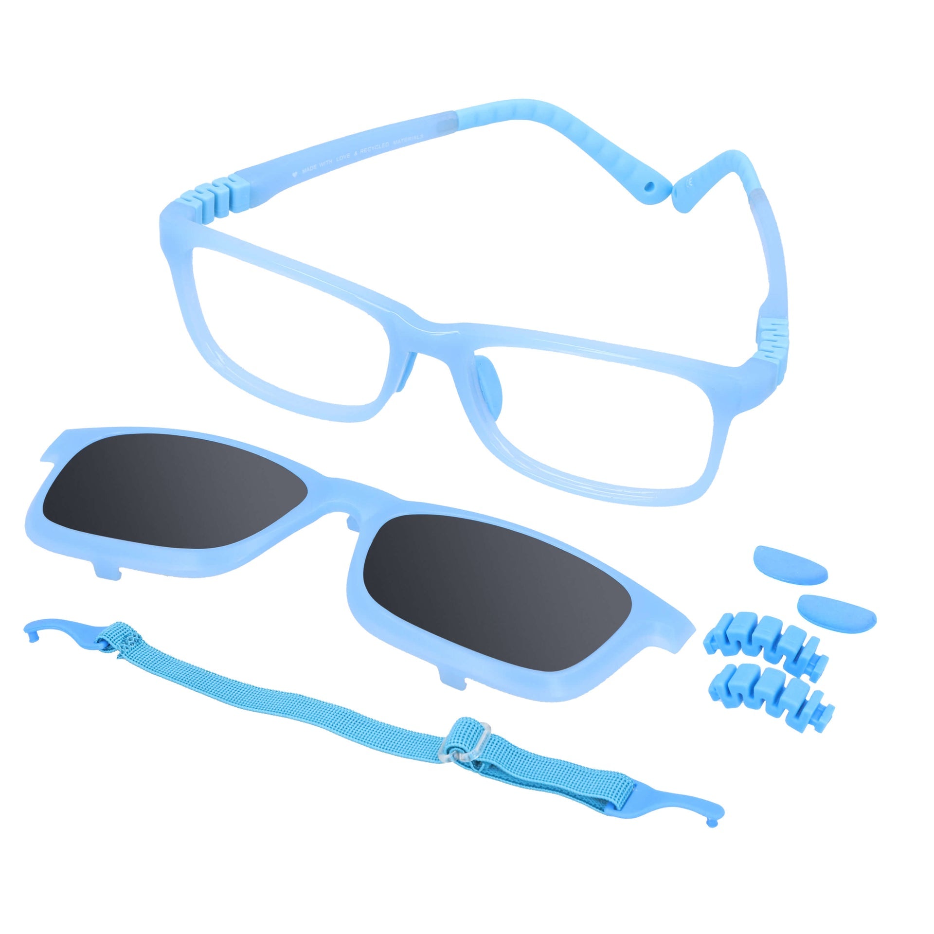 anteojos ópticos con receta para niños y niñas de forma rectangular y clip para el sol polarizado. En la parte inferior de la foto se ve un strap o colgante para los anteojos y en la parte derecha repuestos de las bisagras y de los nosepads. El anteojo es de color azul transparente y es una vista angulada desde arriba #color_azul