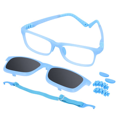 anteojos ópticos con receta para niños y niñas de forma rectangular y clip para el sol polarizado. En la parte inferior de la foto se ve un strap o colgante para los anteojos y en la parte derecha repuestos de las bisagras y de los nosepads. El anteojo es de color azul transparente y es una vista angulada desde arriba #color_azul