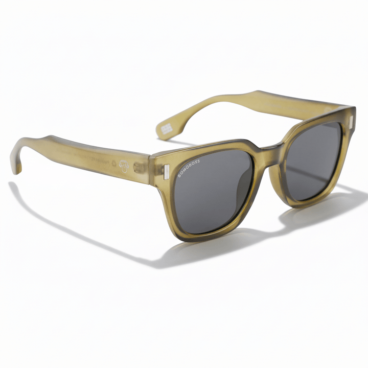 Front view unos eyeglasses gafa sun polarized forma rectangular cuadrada hechos with botellas plasticas recycleds and with lenses polarized brown Bonoboss #color_olive