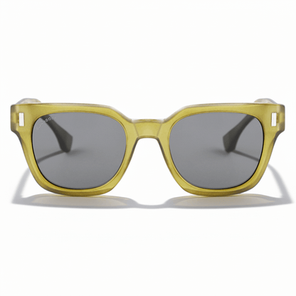 vista frontal de unos anteojos gafa de sol polarizada de forma rectangular cuadrada hechos con botellas plasticas recicladas y con lentes polarizadas de color cafe #color_olive