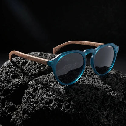 Lentes sol Galapagos polarizados UV400 acetato madera ocean sobre roca volcanica textura natural Bonoboss #editorial_polarizado #color_ocean