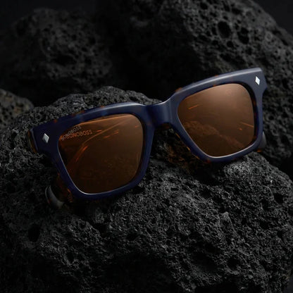 Lentes sol Bruno polarizados UV400 bio-acetato Carey sobre roca volcanica textura natural Bonoboss #editorial_polarizado #color_carey