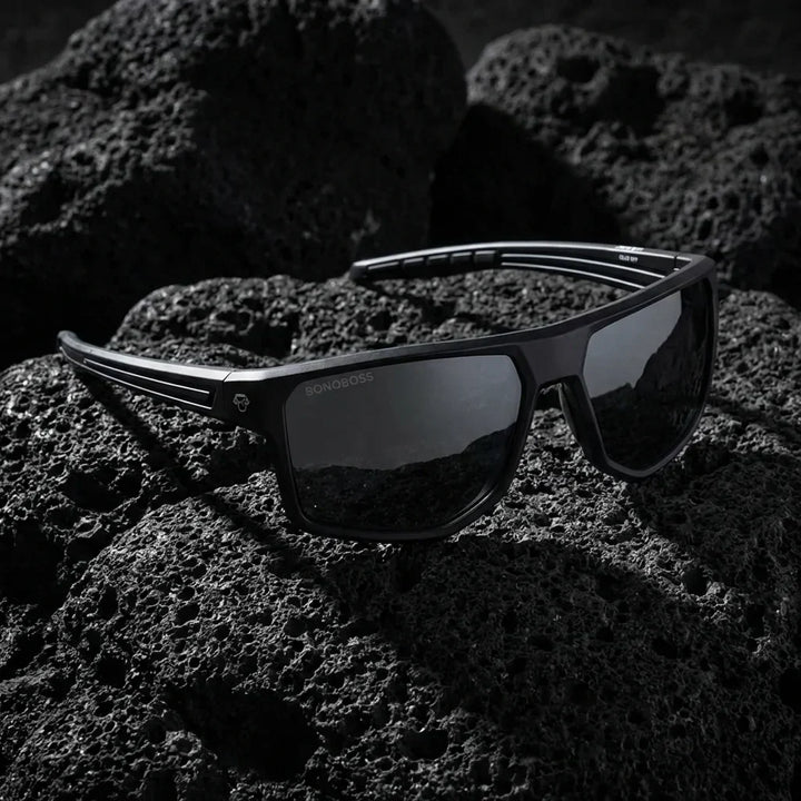 Lenses sun ollie polarized UV400 bio-acetate black sobre roca volcanica textura natural detalle bonoboss #editorial_polarizado #color_negro