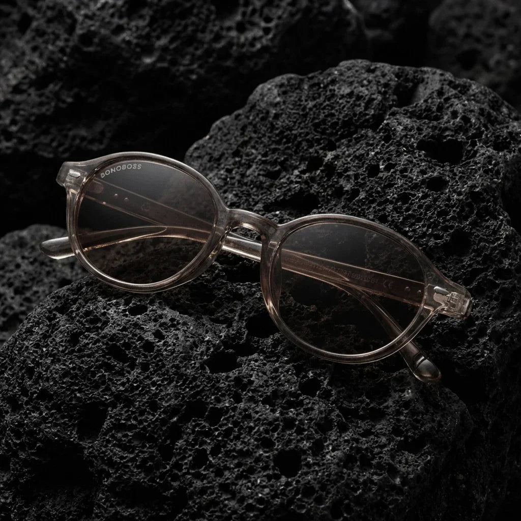 Lenses sun capri polarized UV400 rpet recycled champagne sobre roca volcanica textura natural contraste bonoboss #editorial_grid1 #color_champagne
