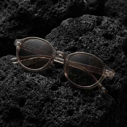 Lentes sol Capri polarizados UV400 RPET reciclado champagne sobre roca volcanica textura natural contraste Bonoboss #editorial_grid1 #color_champagne