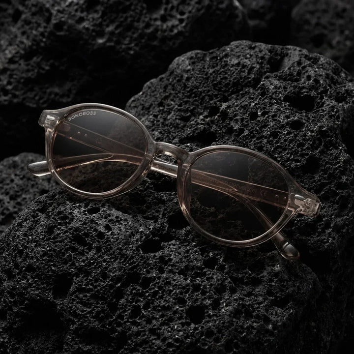 Lenses sun capri polarized UV400 rpet recycled champagne sobre roca volcanica textura natural contraste bonoboss #editorial_grid1 #color_champagne
