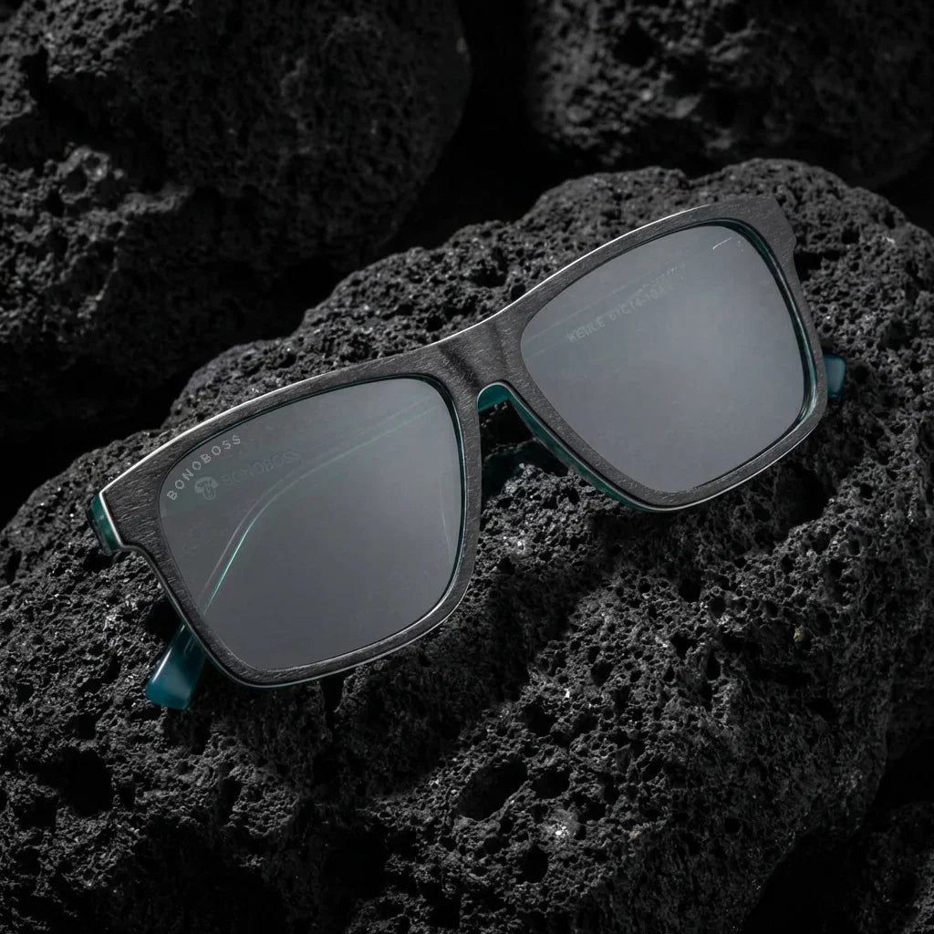 Lenses sun keule xl polarized UV400 wood darkblue sobre roca volcanica textura natural contraste bonoboss #editorial_polarizado #color_darkblue