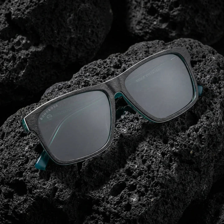 Lenses sun keule xl polarized UV400 wood darkblue sobre roca volcanica textura natural contraste bonoboss #editorial_polarizado #color_darkblue