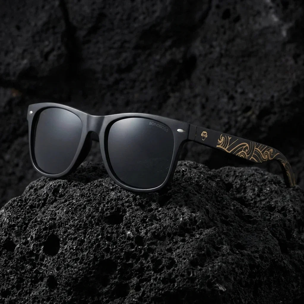 Lenses sun acacia dark designers polarized UV400 smoke sobre roca volcanica textura natural bonoboss #editorial_polarizado #color_smoke