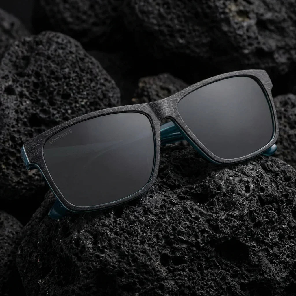 Lenses sun keule polarized UV400 wood darkblue sobre roca volcanica textura natural contraste bonoboss #editorial_polarizado #color_darkblue