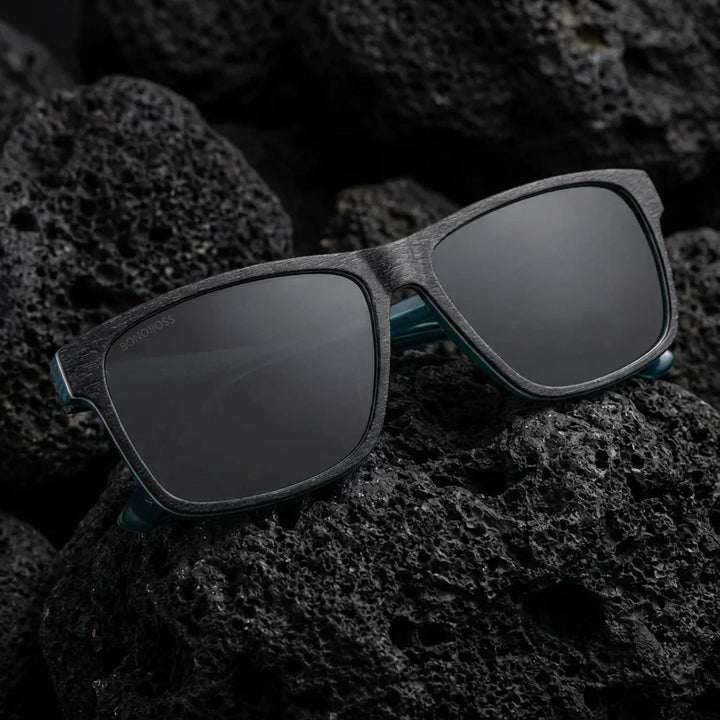 Lenses sun keule polarized UV400 wood darkblue sobre roca volcanica textura natural contraste bonoboss #editorial_polarizado #color_darkblue