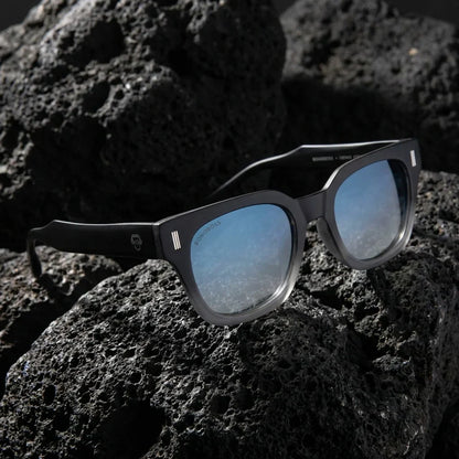 Lentes sol Osorno RPET polarizados reciclado grad black sobre roca volcanica textura natural contraste Bonoboss #editorial_detail1 #color_black