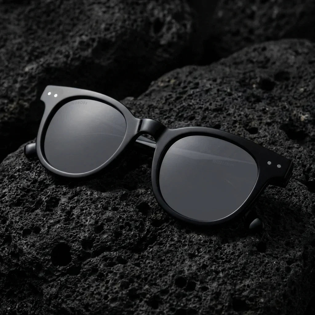Lentes sol Meli polarizados UV400 bio-acetato negro sobre roca volcanica textura natural contraste Bonoboss #editorial_grid1 #color_negro