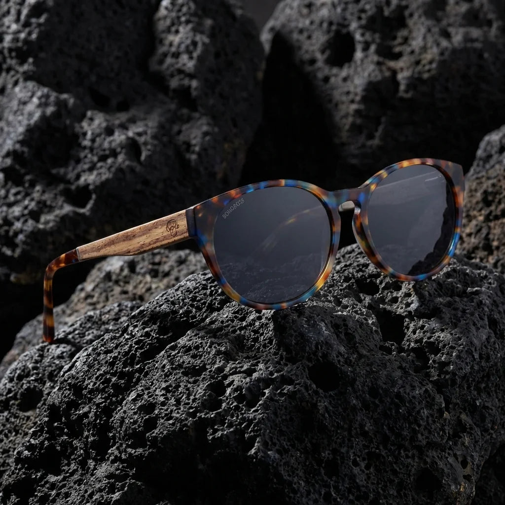 Lenses sun chiloe 110 tortoise zebrawood polarized UV400 tortoise sobre roca volcanica textura natural bonoboss #editorial_polarizado #color_carey