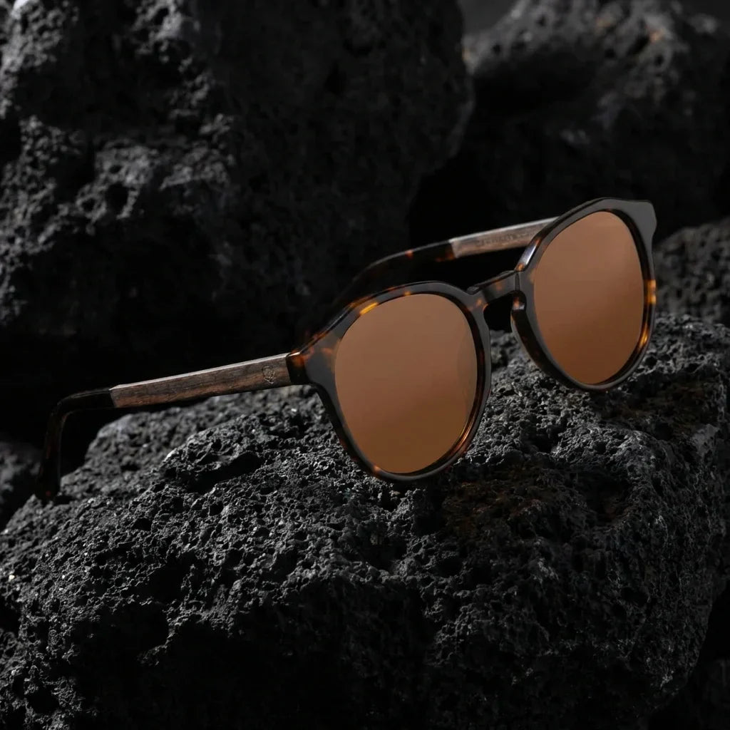 Lentes sol Galapagos polarizados UV400 madera nogal Carey sobre roca volcanica textura natural Bonoboss #editorial_polarizado #color_carey