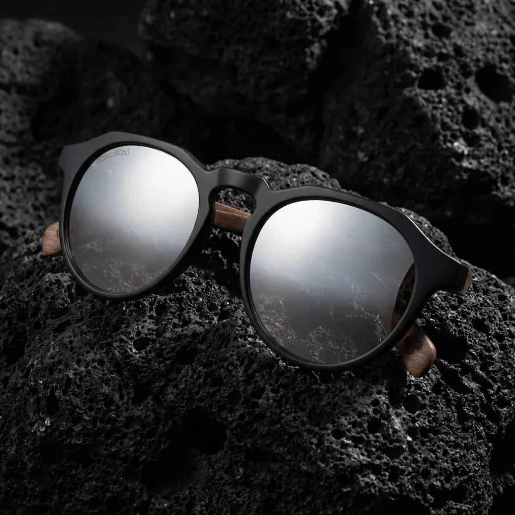 Lentes sol Galapagos polarizados UV400 acetato madera negro flash silver sobre roca volcanica textura natural Bonoboss #editorial_polarizado #color_negro-flash-silver