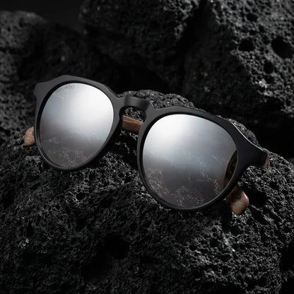 Lentes sol Galapagos polarizados UV400 acetato madera negro flash silver sobre roca volcanica textura natural Bonoboss #editorial_polarizado #color_negro-flash-silver