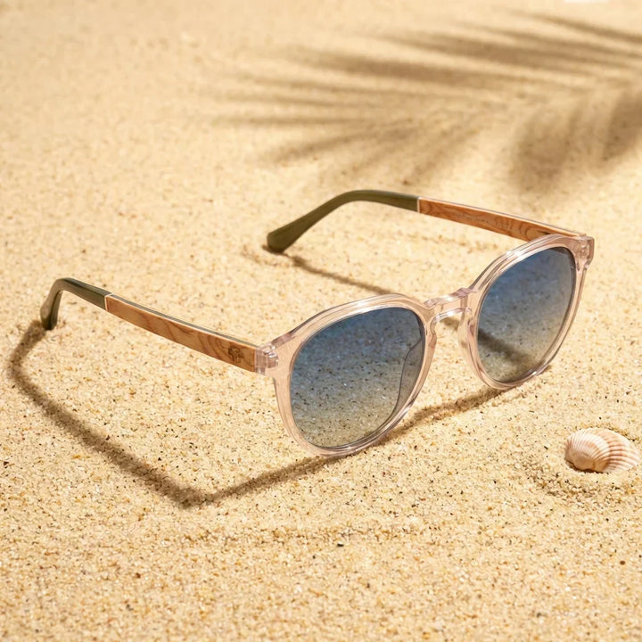 Lenses sun galapagos polarized UV400 wood nogal clear sobre arena dorada costa textura natural bonoboss #editorial_grid1 #color_transparente
