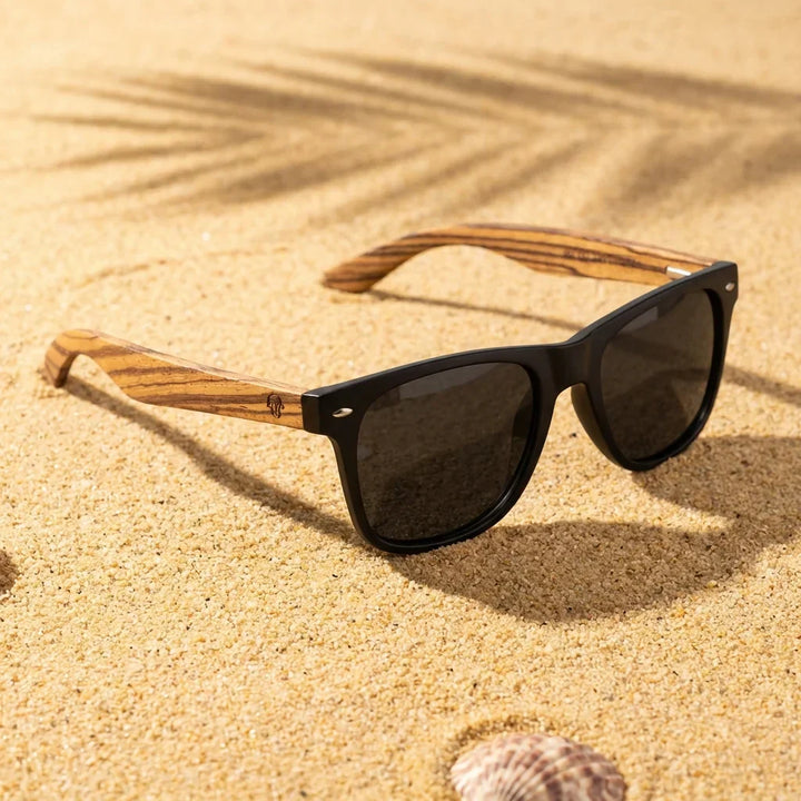 Lenses sun acacia polarized UV400 wood zebrawood black smoke sobre arena dorada costa textura natural bonoboss #editorial_detail1 #color_negro-smoke