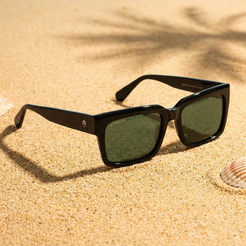 Lentes sol Amsterdam polarizados UV400 negro sobre arena dorada textura natural costa Bonoboss #editorial_grid1 #color_negro