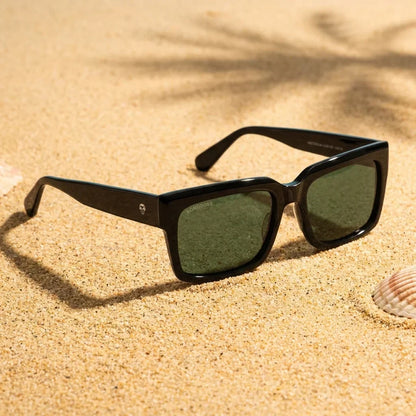 Lentes sol Amsterdam polarizados UV400 negro sobre arena dorada textura natural costa Bonoboss #editorial_grid1 #color_negro