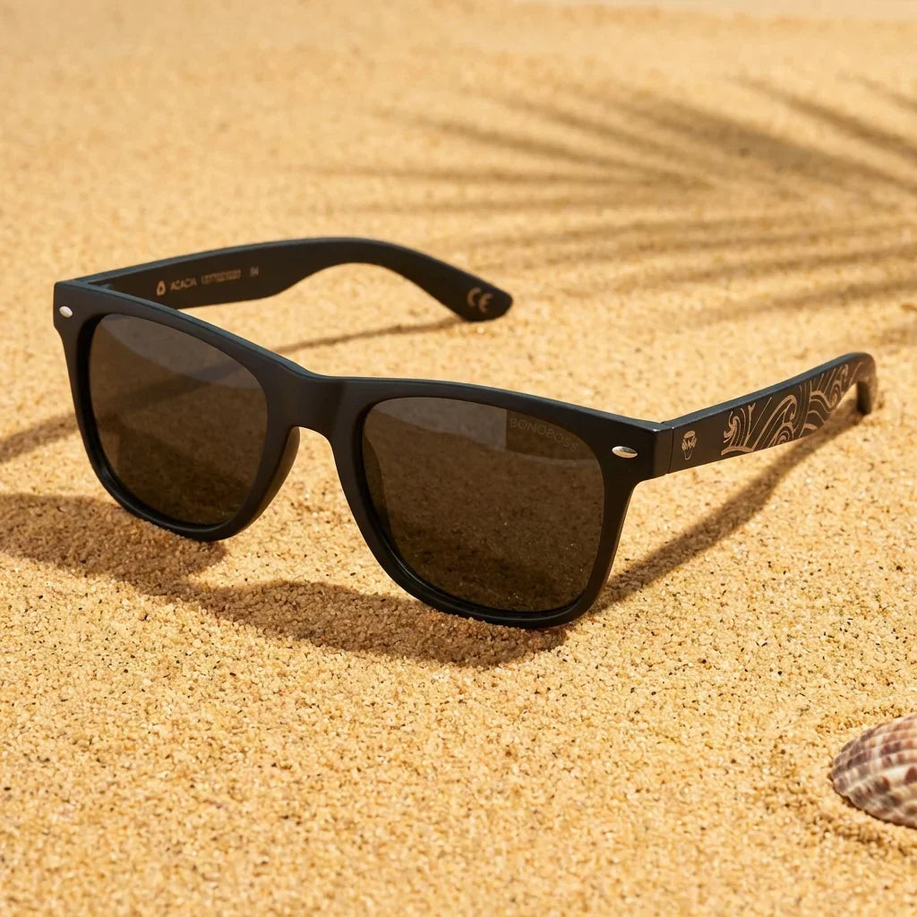 Lenses sun acacia dark designers polarized UV400 smoke sobre arena dorada textura natural costa bonoboss #editorial_grid1 #color_smoke