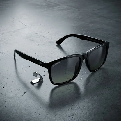 Lentes sol Rapanui RPET polarizados UV400 RPET reciclado black sobre concreto urbano textura industrial Bonoboss #editorial_grid1 #color_black