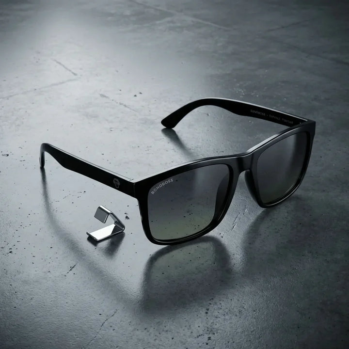 Lenses sun rapanui rpet polarized UV400 rpet recycled black sobre concreto urbano textura industrial bonoboss #editorial_grid1 #color_black