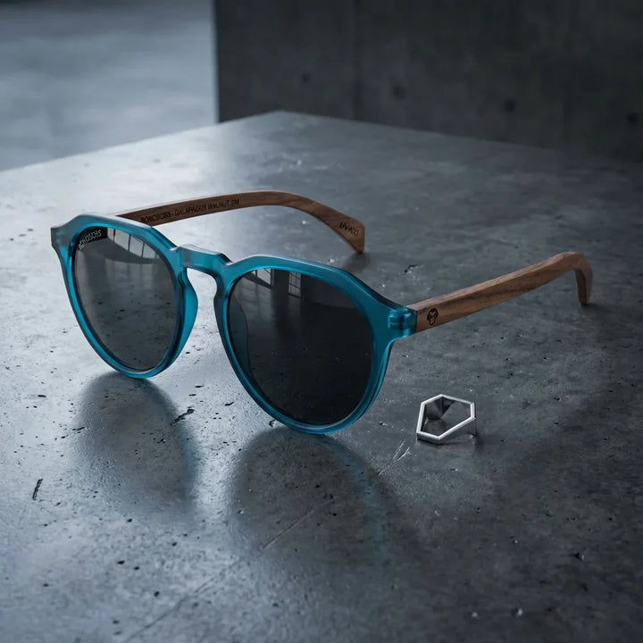 Women wearing lenses sun galapagos acetate wood polarized gradient black aventura outdoor sendero naturaleza bonoboss #editorial_sustentabilidad #color_gradiente-black