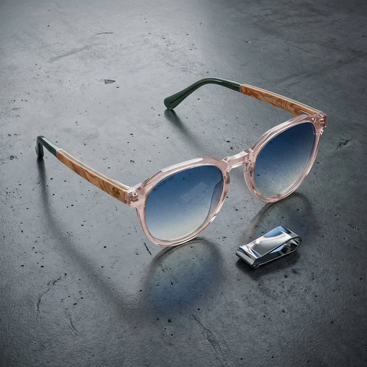 Women wearing lenses sun galapagos wood nogal polarized clear women in playa arena oceano UV400 bonoboss #editorial_sustentabilidad #color_transparente