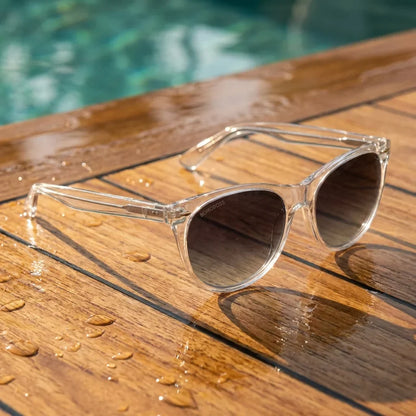 Lentes sol Hanga Roa polarizados UV400 bio-acetato transparente sobre teca con agua fresca textura natural Bonoboss #editorial_polarizado #color_transparente