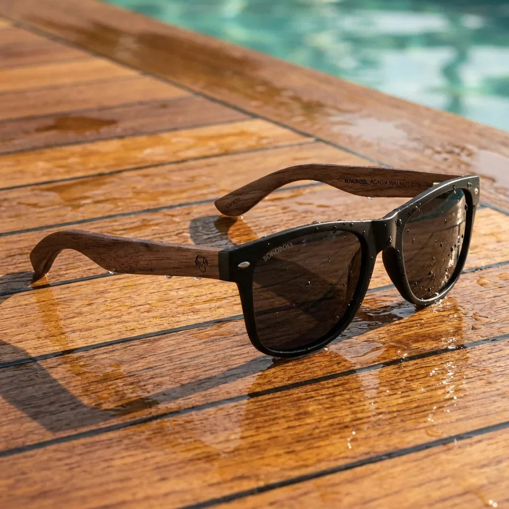 Lentes sol Acacia Nogal polarizados UV400 smoke sobre teca con agua fresca Bonoboss #editorial_grid1 #color_smoke