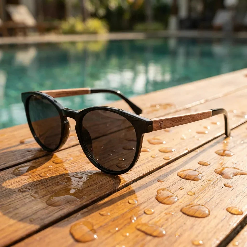 Lentes sol Chiloe 220 Black polarizados UV400 black sobre teca con agua fresca Bonoboss #editorial_grid1 #color_black