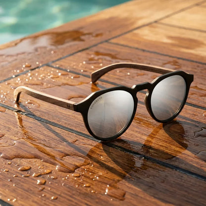 Lentes sol Galapagos polarizados UV400 acetato madera negro flash silver sobre teca con agua fresca Bonoboss #editorial_grid1 #color_negro-flash-silver