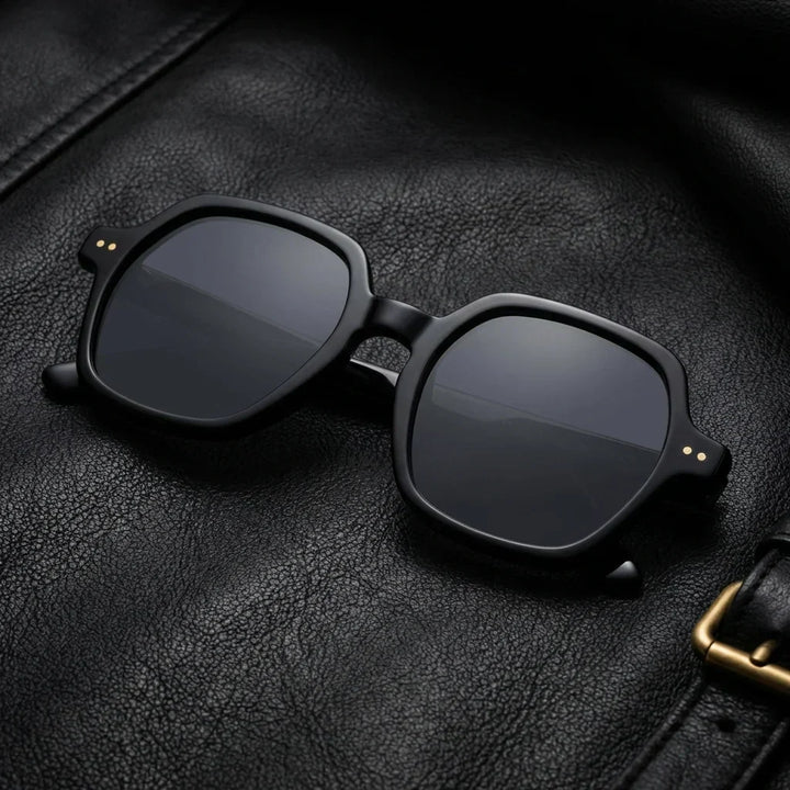 Lenses sun canarias polarized UV400 bio-acetate black sobre black leather premium brass detail bonoboss #editorial_polarizado #color_negro