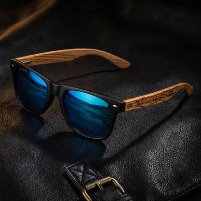 Lentes sol Acacia Designers polarizados UV400 waves sky sobre cuero negro detalle brass premium Bonoboss #editorial_polarizado #color_waves-sky