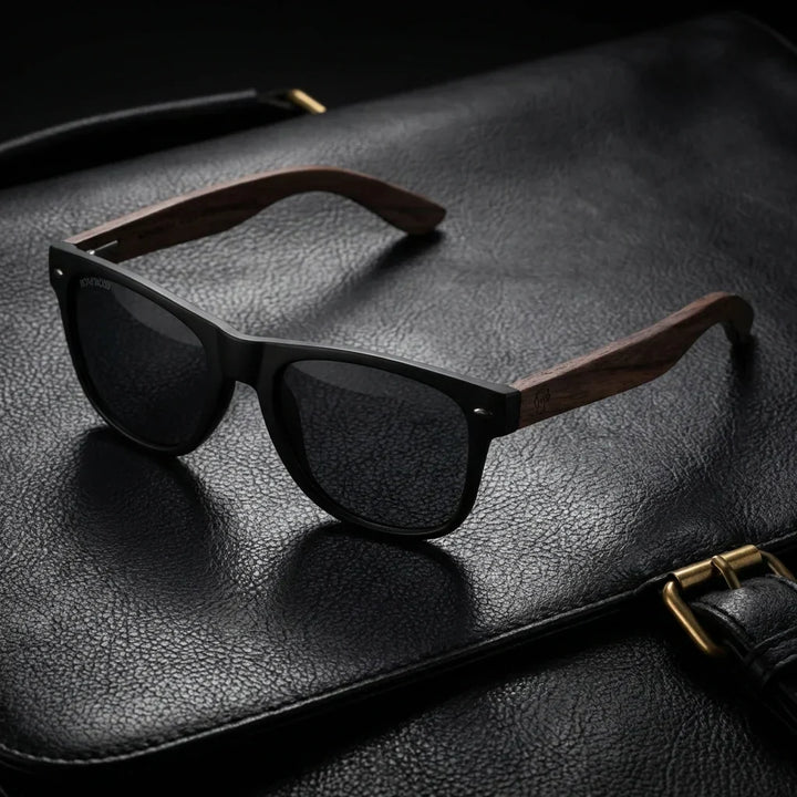 Lenses sun acacia nogal polarized UV400 smoke sobre black leather premium brass detail bonoboss #editorial_polarizado #color_smoke