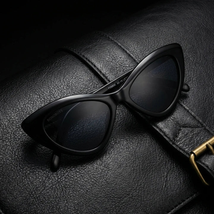 Lenses sun femme black polarized UV400 bio-acetate black sobre black leather premium brass detail bonoboss #editorial_polarizado #color_negro