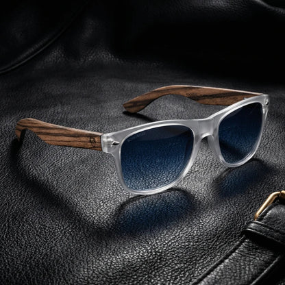 Lentes sol Acacia polarizados UV400 madera zebrano Transparente Gradiente Azul sobre cuero negro detalle brass premium Bonoboss #editorial_polarizado #color_transparente-gradiente-azul