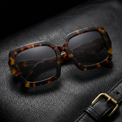 Lentes sol Alaska polarizados UV400 carey sobre cuero negro detalle brass premium Bonoboss #editorial_polarizado #color_carey