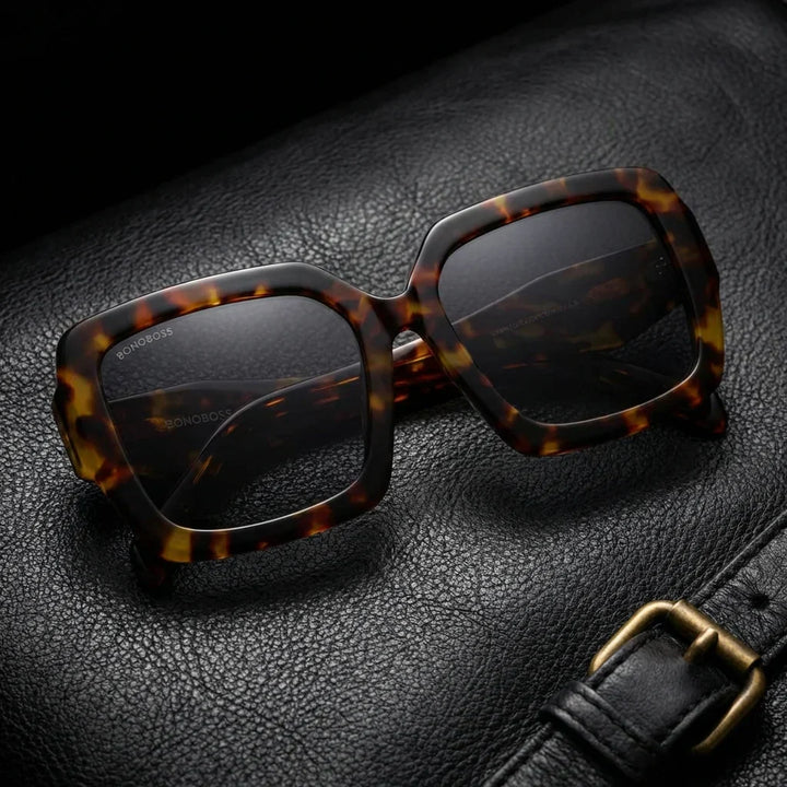Lenses sun alaska polarized UV400 tortoise sobre black leather premium brass detail bonoboss #editorial_polarizado #color_carey